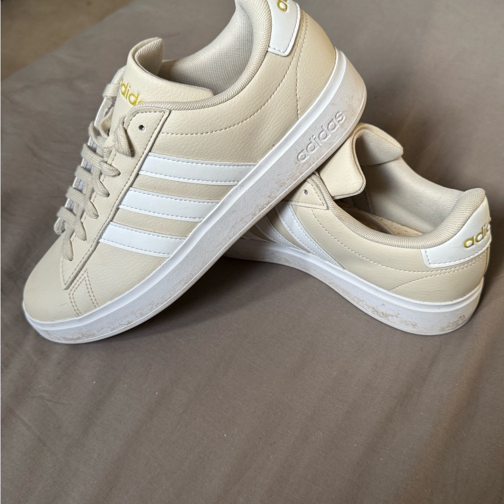 EUC!💥 Adidas Cream Sneakers🔥